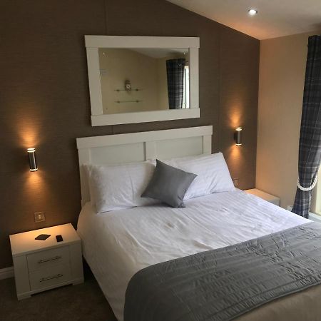 Hot Tub Accommodation North Wales Lodge ريل المظهر الخارجي الصورة