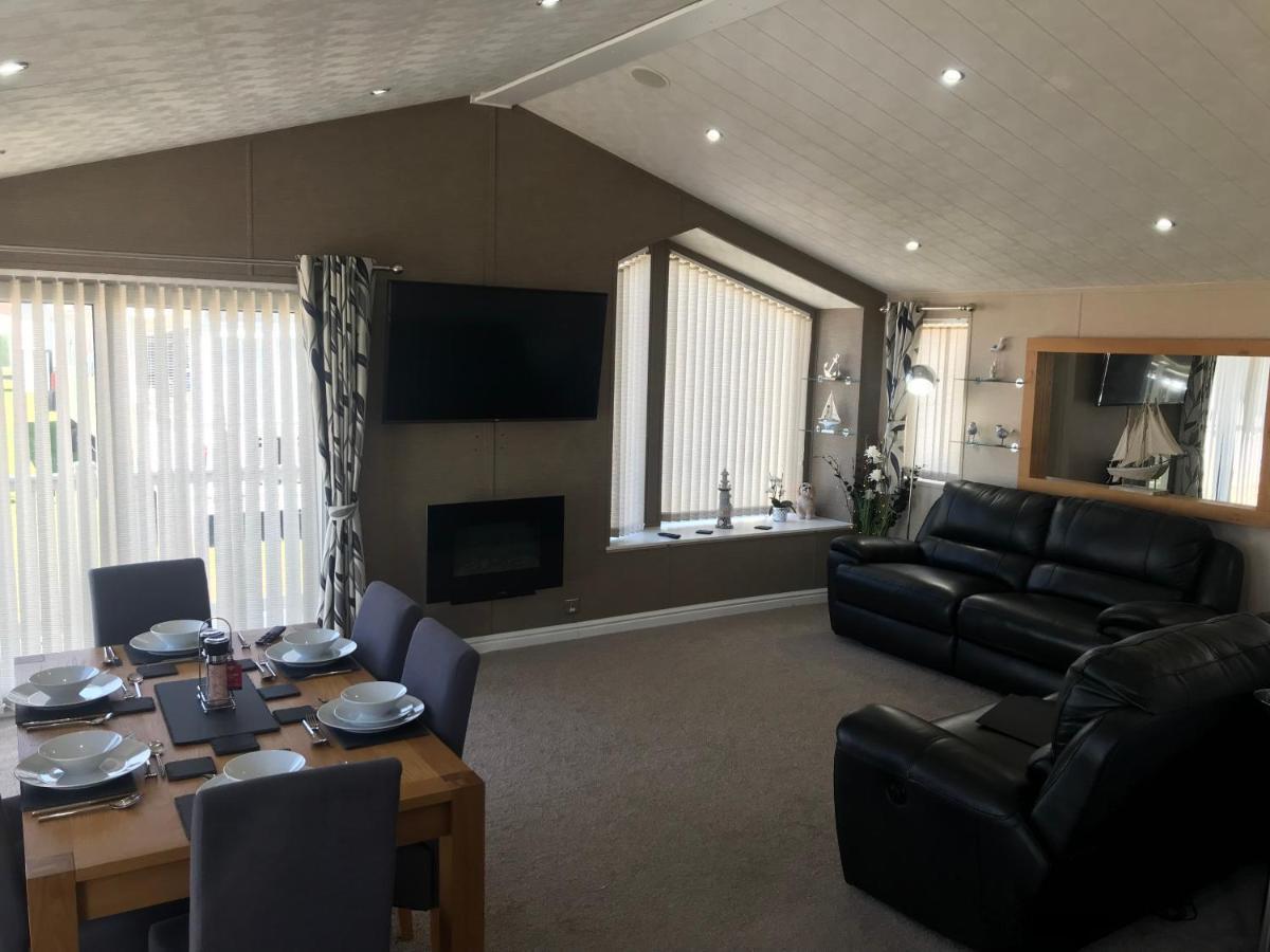 Hot Tub Accommodation North Wales Lodge ريل المظهر الخارجي الصورة