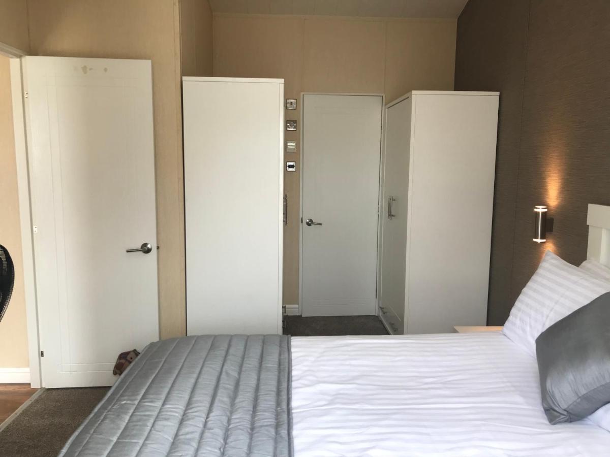 Hot Tub Accommodation North Wales Lodge ريل المظهر الخارجي الصورة
