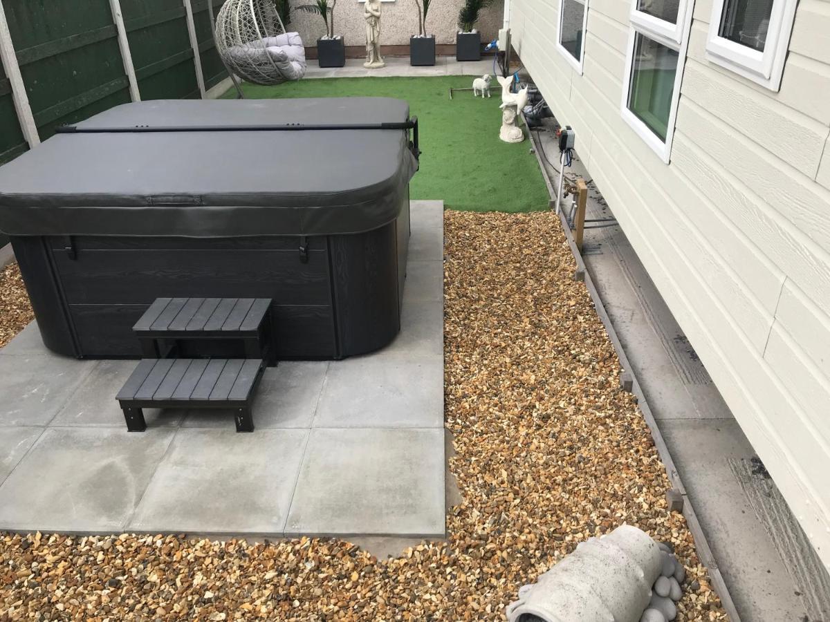 Hot Tub Accommodation North Wales Lodge ريل المظهر الخارجي الصورة
