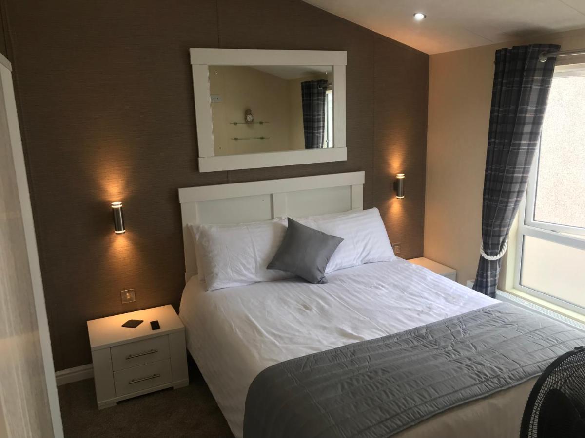 Hot Tub Accommodation North Wales Lodge ريل المظهر الخارجي الصورة